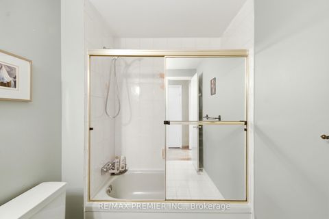 Photo 16 at 10 Ashcroft Court, East Woodbridge, Vaughan