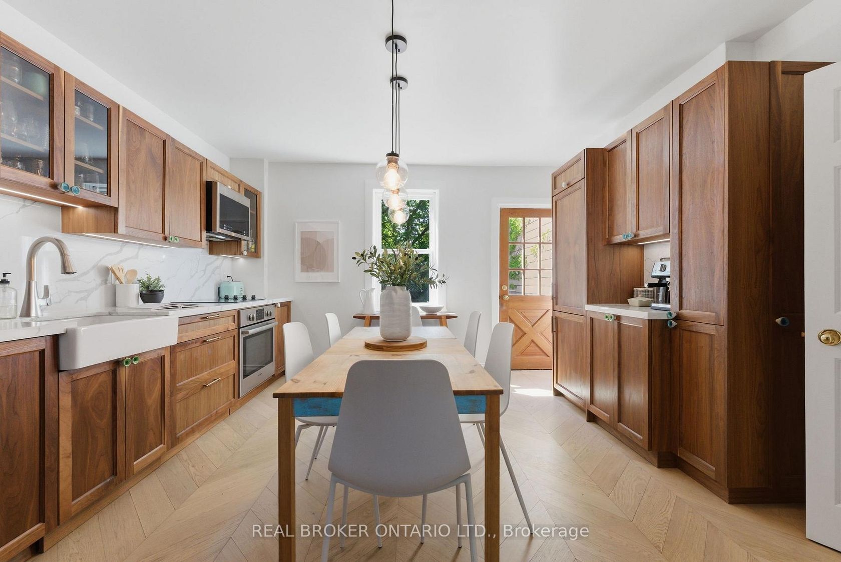 833 Sammon Avenue, East York, Toronto 