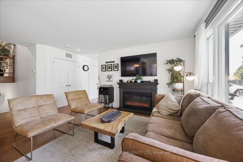 Photo 11 at 45 Foreht Crescent, Aurora Heights, Aurora