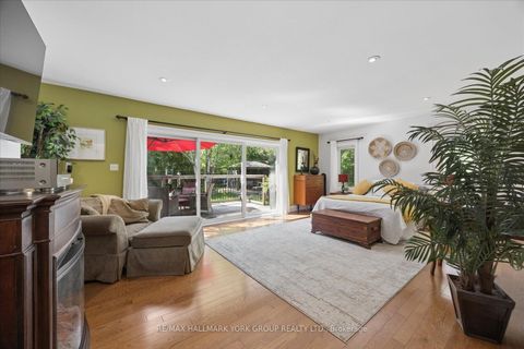 Photo 13 at 45 Foreht Crescent, Aurora Heights, Aurora