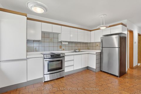 Photo 3 at 11 Fairweather Road, Amesbury, Toronto