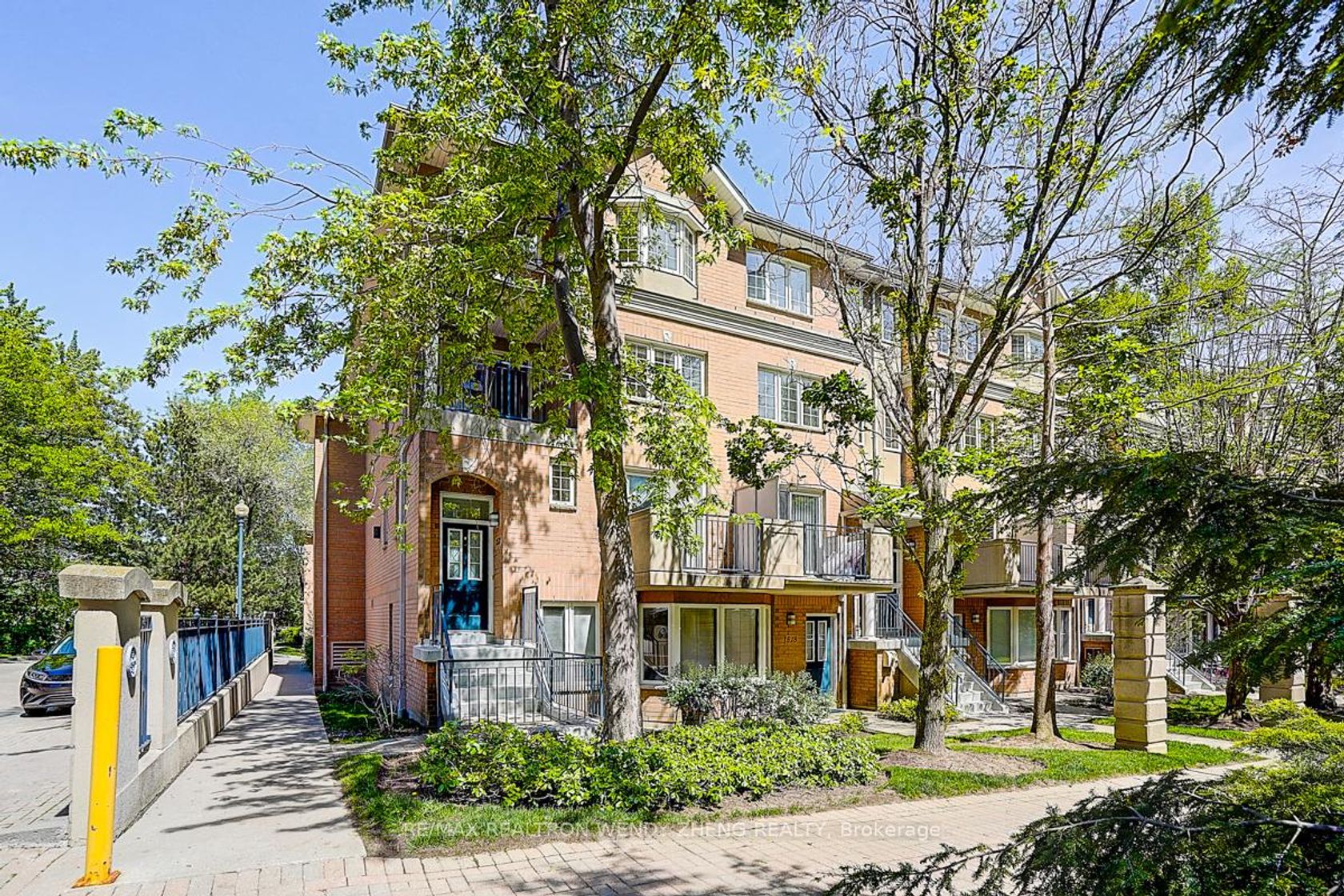 1517 - 28 Sommerset Way, Willowdale East, Toronto 