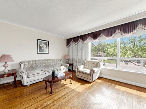 Photo 2 at 86 Whitburn Crescent, CFB, Toronto