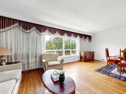 Photo 4 at 86 Whitburn Crescent, CFB, Toronto
