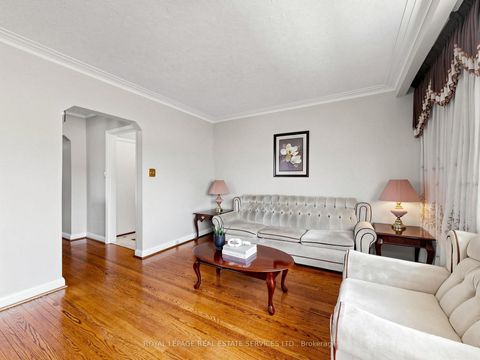 Photo 5 at 86 Whitburn Crescent, CFB, Toronto