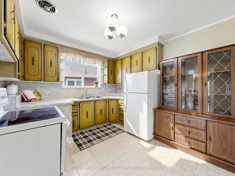 Photo 10 at 86 Whitburn Crescent, CFB, Toronto