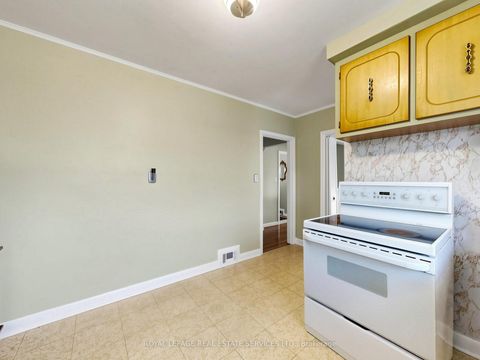 Photo 13 at 86 Whitburn Crescent, CFB, Toronto