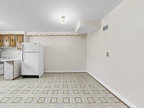 Photo 31 at 86 Whitburn Crescent, CFB, Toronto