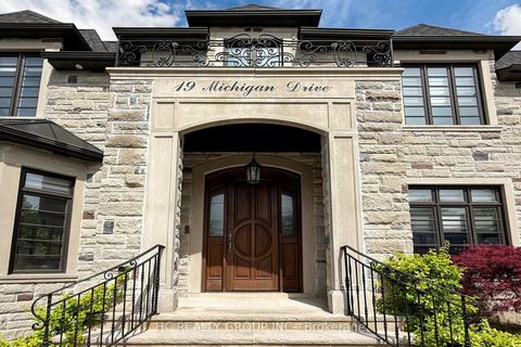 Photo 2 at 19 Michigan Drive, Newtonbrook East, Toronto