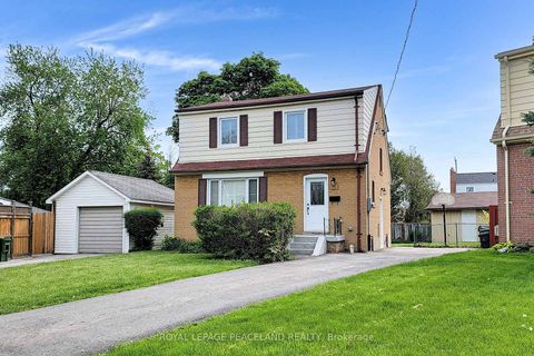 Photo 2 at 29 Rosita Crescent, Birchmount, Toronto