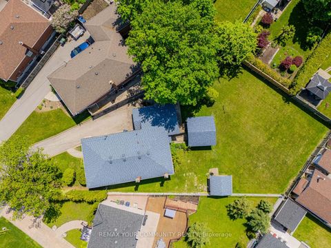 Photo 2 at 9 Letchworth Crescent, CFB, Toronto