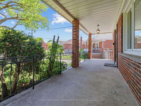 Photo 4 at 9 Letchworth Crescent, CFB, Toronto