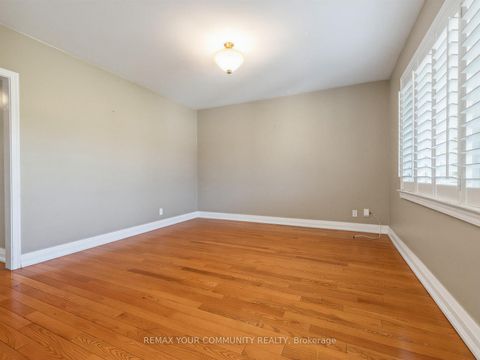 Photo 7 at 9 Letchworth Crescent, CFB, Toronto