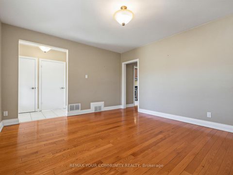 Photo 8 at 9 Letchworth Crescent, CFB, Toronto