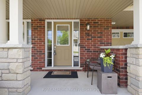 Photo 2 at 81 Far North Court, Windfields, Oshawa