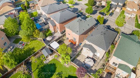 Photo 2 at 24 Signet Way, Vellore Village, Vaughan