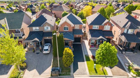 Photo 3 at 24 Signet Way, Vellore Village, Vaughan