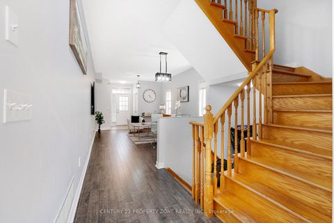 Photo 10 at 24 Signet Way, Vellore Village, Vaughan