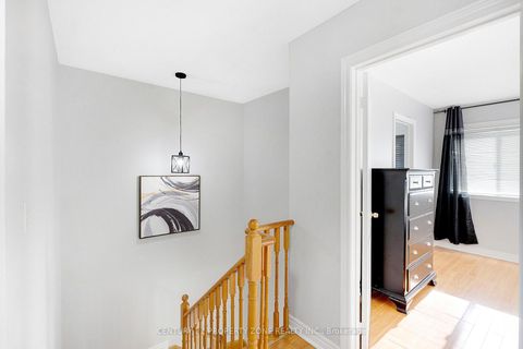 Photo 16 at 24 Signet Way, Vellore Village, Vaughan