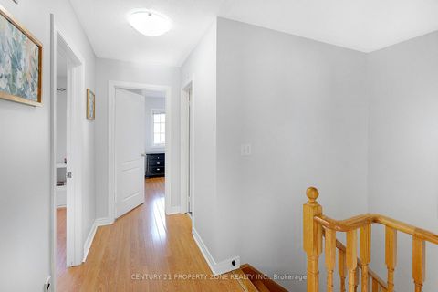 Photo 17 at 24 Signet Way, Vellore Village, Vaughan