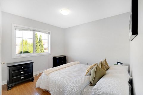 Photo 23 at 24 Signet Way, Vellore Village, Vaughan