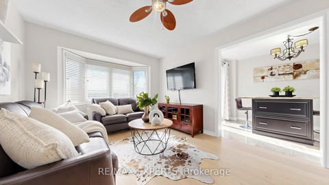 Photo 3 at 229 Rosanna Crescent, Maple, Vaughan