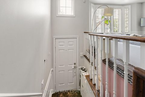 Photo 4 at B - 35 Spruce Street, South St. James Town, Toronto