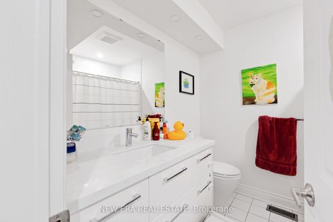 Photo 16 at B - 35 Spruce Street, South St. James Town, Toronto