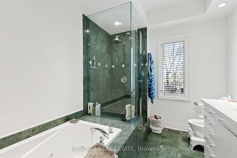 Photo 19 at B - 35 Spruce Street, South St. James Town, Toronto