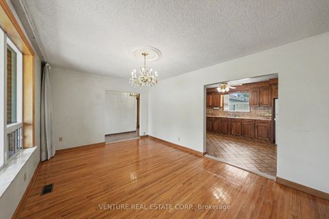 Photo 12 at 2 Redfern Avenue, CFB, Toronto