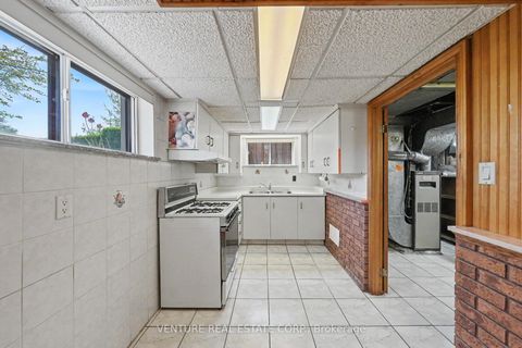 Photo 25 at 2 Redfern Avenue, CFB, Toronto