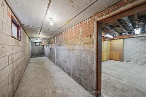 Photo 37 at 2 Redfern Avenue, CFB, Toronto