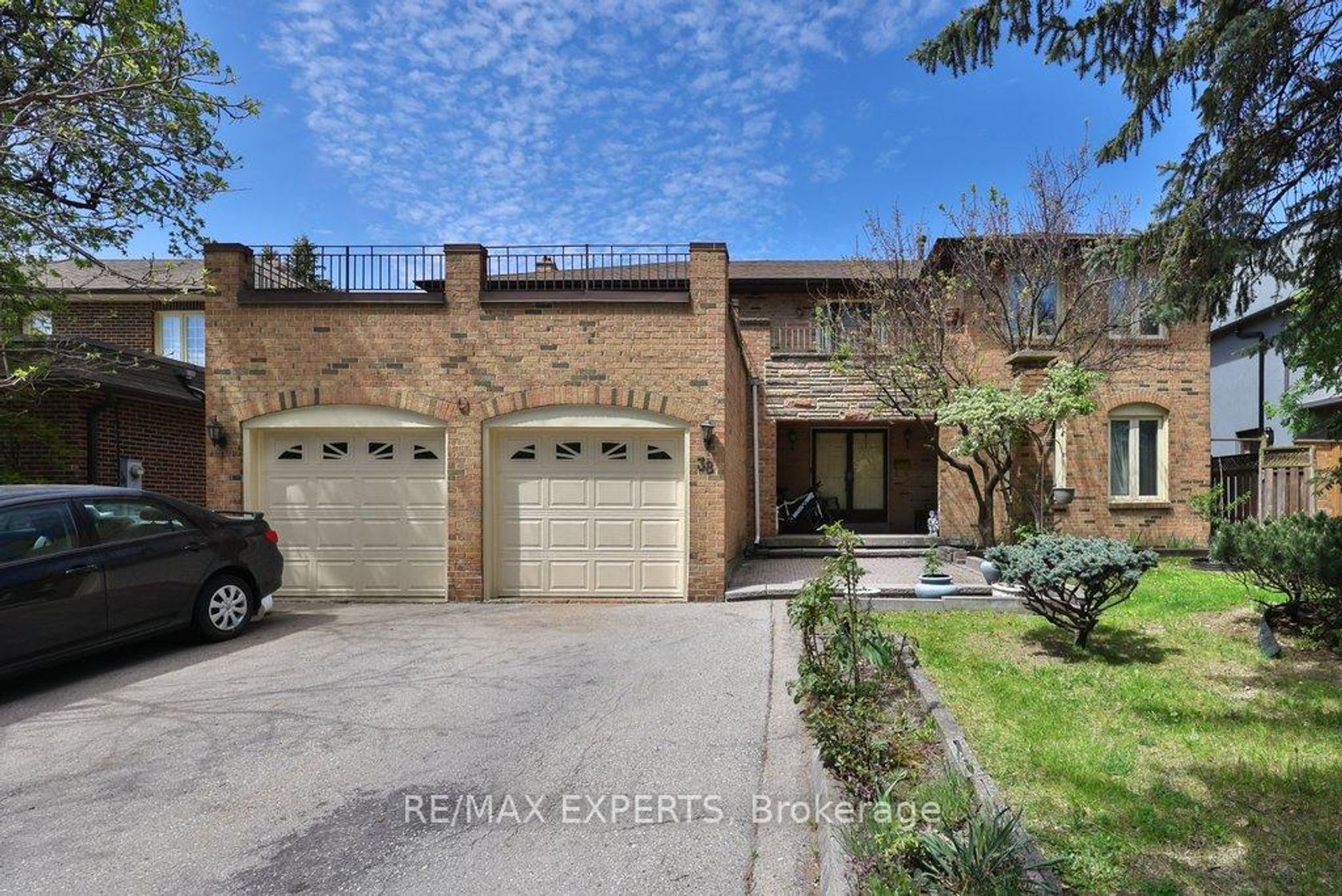 38 Colton Crescent S, Islington Woods, Vaughan photo number 2