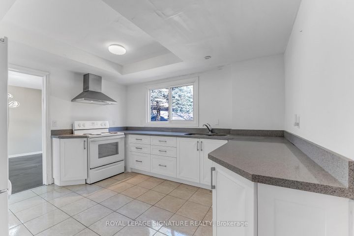 Photo 4 at 3161 Bayview Avenue, Bayview Village, Toronto