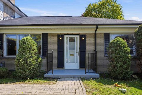 Photo 3 at 107 Fairglen Avenue, L'Amoreaux, Toronto