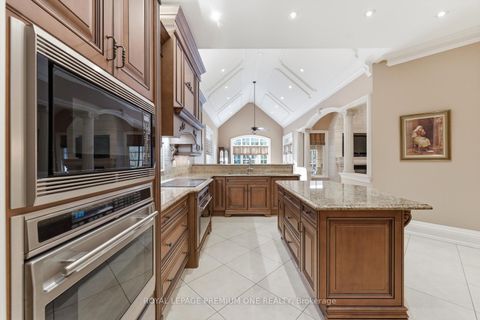 Photo 11 at 155 Cook's Mill Crescent, Patterson, Vaughan