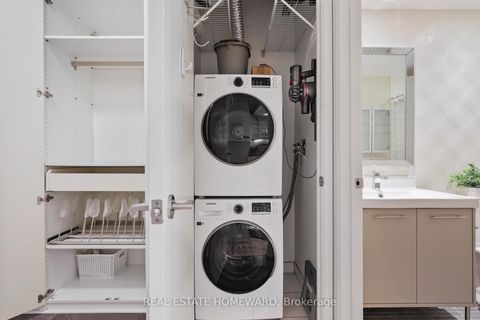Photo 4 at 704 - 533 Richmond Street W, Waterfront Communities C1, Toronto