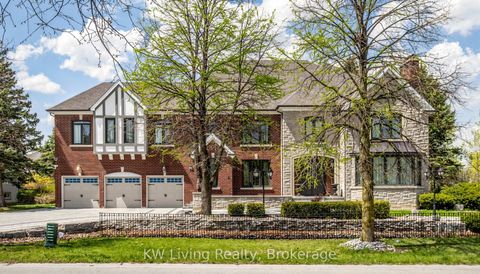 Photo 1 at 2 Cortina Court N, Bayview Hill, Richmond Hill