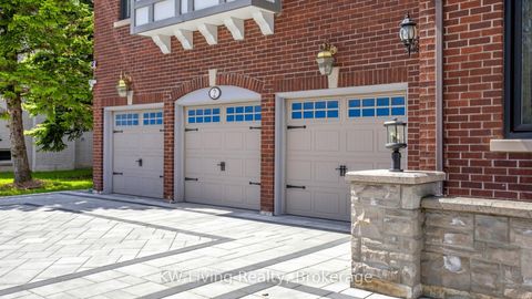Photo 4 at 2 Cortina Court N, Bayview Hill, Richmond Hill