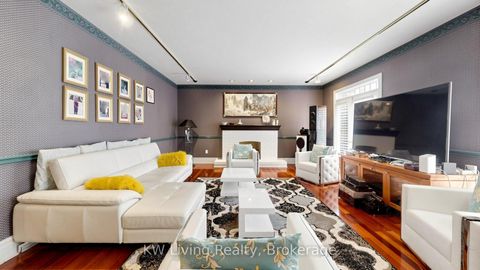 Photo 7 at 2 Cortina Court N, Bayview Hill, Richmond Hill