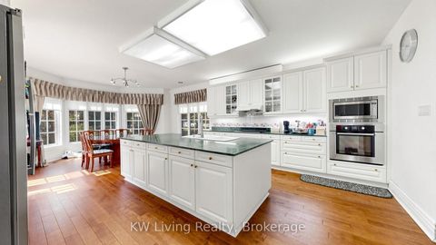 Photo 16 at 2 Cortina Court N, Bayview Hill, Richmond Hill