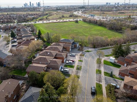 Photo 31 at 126 Richbell Street, Brownridge, Vaughan