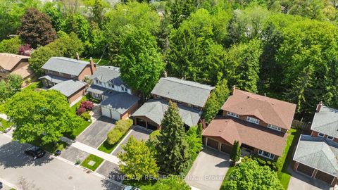 Photo 2 at 5 Canterbury Crescent, Humber Valley, Toronto
