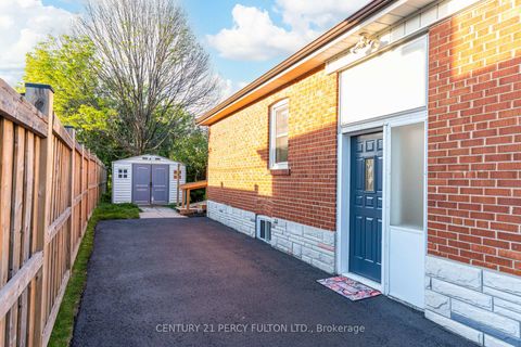 Photo 3 at 10 Mendip Crescent, Dorset Park, Toronto