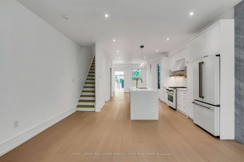 Photo 2 at 195 Albany Avenue, Annex, Toronto