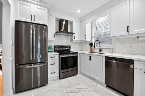 Photo 4 at 164B Edmonton Drive, Pleasant View, Toronto