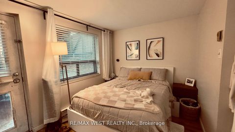 Photo 3 at 1061 Bathurst Street, Annex, Toronto