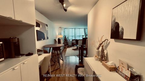 Photo 4 at 1061 Bathurst Street, Annex, Toronto