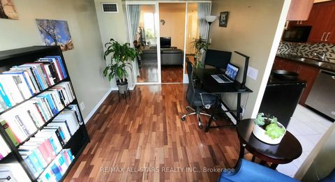 Photo 4 at 503 - 633 Bay Street, Bay Street Corridor, Toronto