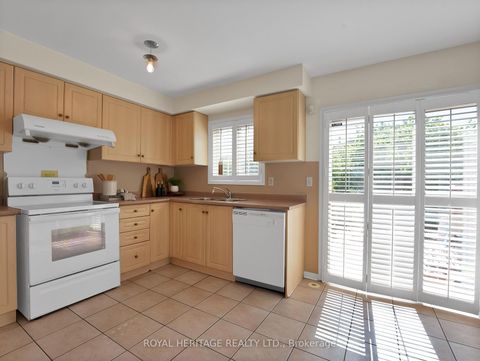 Photo 12 at 64 - 2758 Eglinton Avenue E, Eglinton East, Toronto